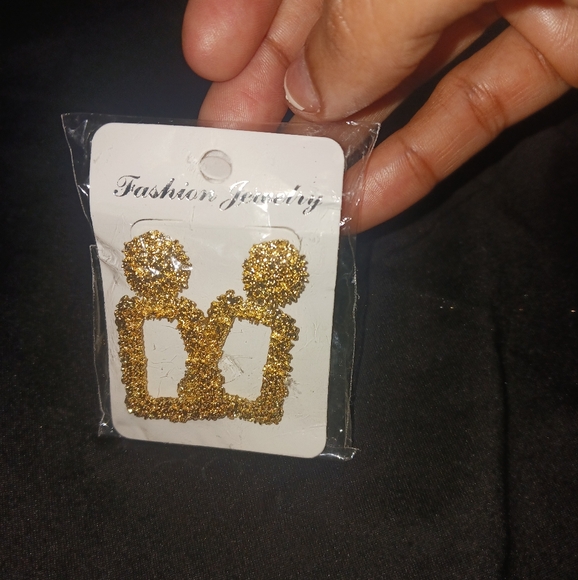 NEW Women fashion mini gold earrings - Picture 3 of 5